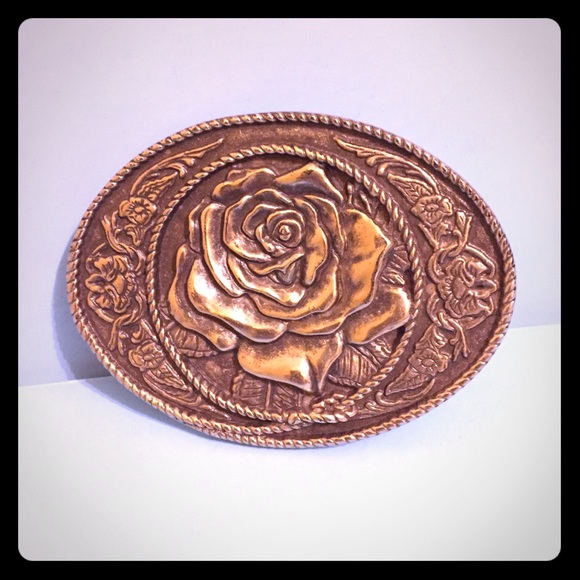 Accessories - SILVERTONE ROSE BELT BUCKLE - GUC